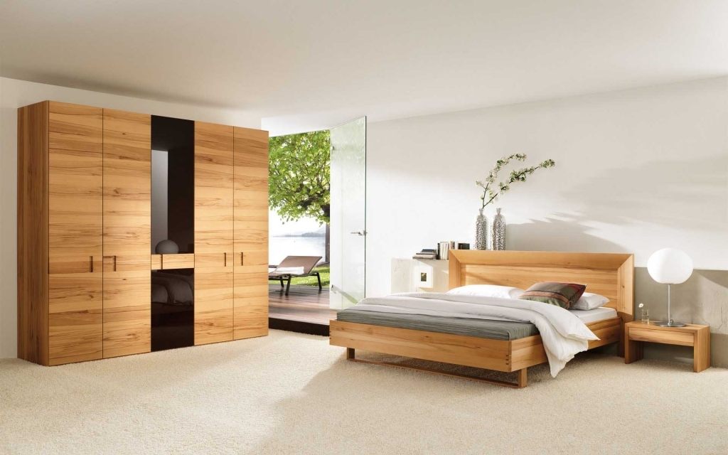 Современная спальня из цельного дерева