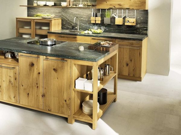 Кухонная мебель из дерева