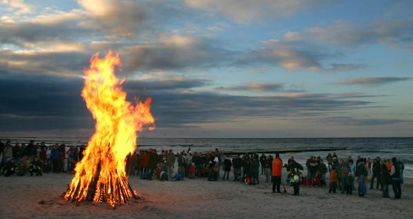 insel-usedom-osterfeuer-am-strand
